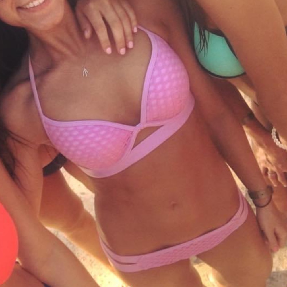 Bikini - Picture 2 of 3